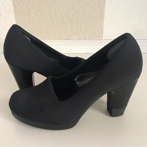 Vintage Taryn Rose Black Platform Pumps